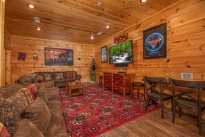 Smart TV, fireplace, video games - Resort*Luxury*Close to Pigeon Forge*Game Loft*Seasonal Pool (SEVIERVILLE)