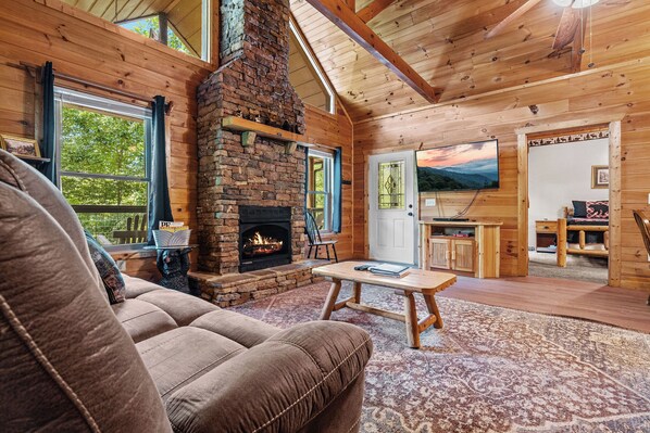 Smart TV, fireplace, video games, DVD player - Semi-secluded*Dog Friendly*Game Room*Satellite TV (PIGEON FORGE)