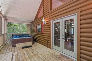 Terrace/patio - Semi-secluded*Dog Friendly*Game Room*Satellite TV (PIGEON FORGE)