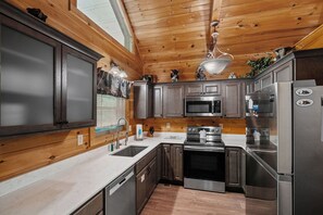 Fridge, microwave, oven, stovetop - Semi-secluded*Dog Friendly*Game Room*Satellite TV (PIGEON FORGE)