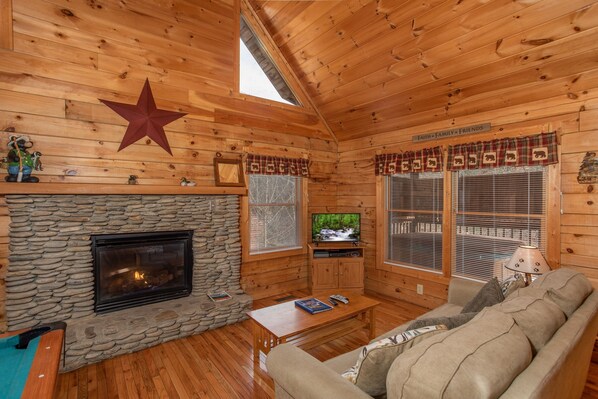 TV, fireplace, DVD player - Romantic*Hot Tub*Semi-Secluded but Close to Pigeon Forge (PIGEON FORGE)