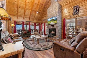 Smart TV, fireplace, video games, table football - Pigeon Forge*Mountain Views*Family Fun*Game Room*Hot Tub (PIGEON FORGE)