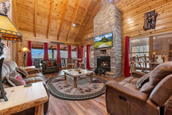 Smart TV, fireplace, video games, table football - Pigeon Forge*Mountain Views*Family Fun*Game Room*Hot Tub (PIGEON FORGE)