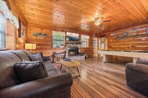 Smart-TV, Kamin, Videospiele, DVD-Player