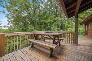Outdoor dining - Romantic*Keurig*Hot Tub*Level Parking*2 Mi. to Dollywood (PIGEON FORGE)