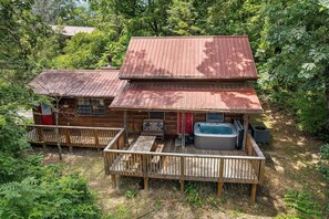 Outdoor spa tub - Romantic*Keurig*Hot Tub*Level Parking*2 Mi. to Dollywood (PIGEON FORGE)