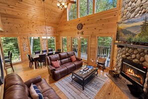 Smart TV, fireplace, video games, table football - Gated Resort*Wifi*Hot Tub*Resort Seasonal Pool (SEVIERVILLE)