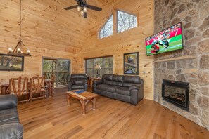 Smart TV, fireplace, video games - Gatlinburg's Glades Community*Wooded Views*DIsh Sat./Wifi (GATLINBURG)