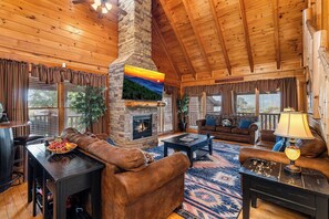 Smart TV, caminetto, videogiochi