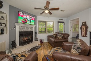 Smart TV, fireplace, video games, foosball - Ober Gatlinburg*Seasonal Resort Pool*Hot Tub*WiFi*Views (GATLINBURG)