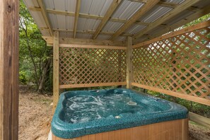 Outdoor spa tub - Located just off the Spur between Pigeon Forge & Gatlinburg (PIGEON FORGE)