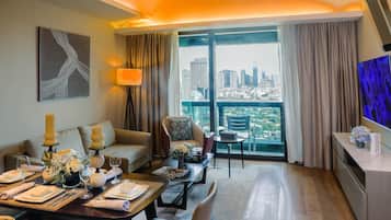 Executive Room, 1 King Bed (One Bedroom Executive Suite) | Living area