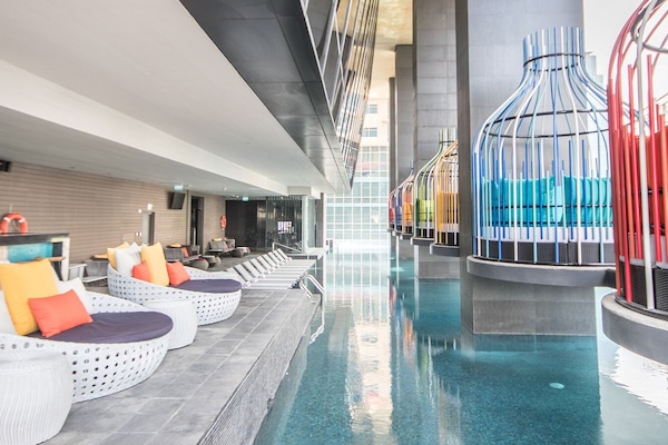 Innenpool, Rettungsschwimmer vor Ort