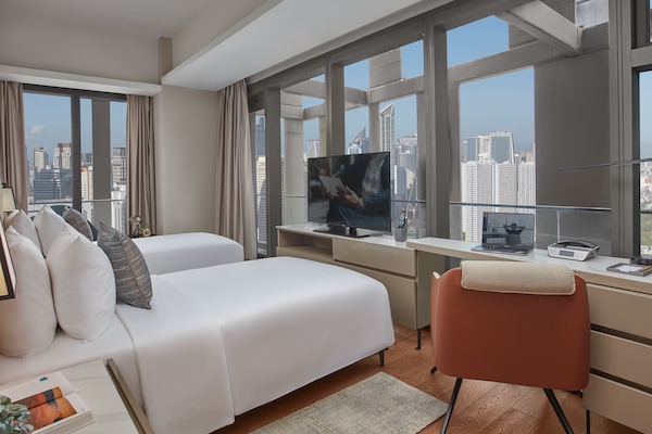 Executive Oda (Two Bedroom Executive Suite) | Ayrı ayrı dekore edilmiş, ayrı ayrı döşenmiş, masa