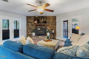 Smart TV y chimenea 