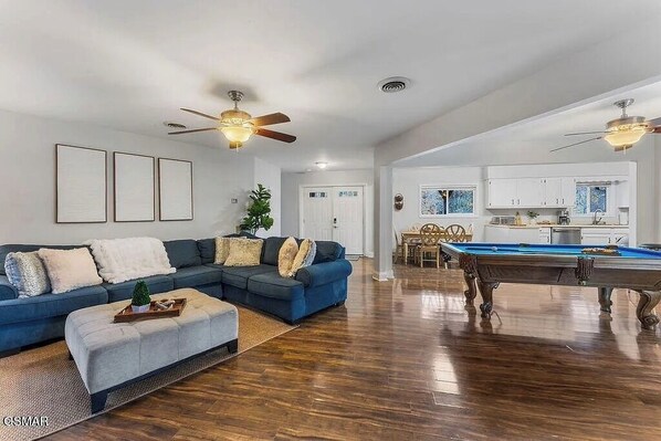 Smart TV, fireplace - House in Gatlinburg*Private Outdoor Pool*Fire Pit*Pool Table (GATLINBURG)