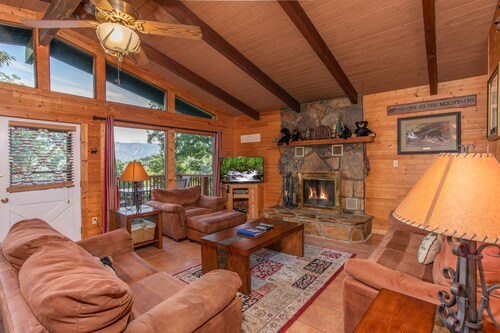Gatlinburg*Resort*Seasonal Pool*Wifi*Pool Table*Hot Tub