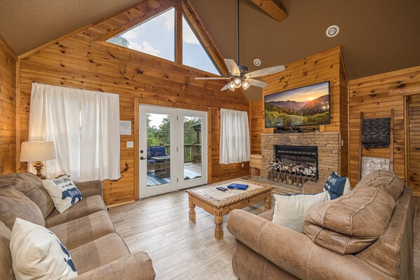 Una Smart TV, una chimenea, videojuegos