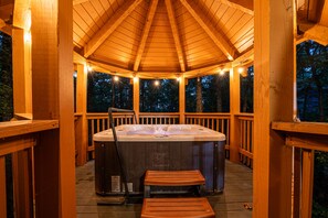 Outdoor spa tub - Cozy Hillside Getaway (SEVIERVILLE)