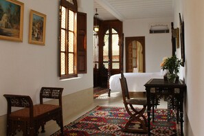 ห้องรอยัลสวีท | 1 ห้องนอน, เตียงพร้อมฟูกเสริมที่นอน, ตู้นิรภัยในห้องพัก