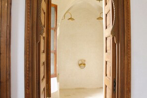 Suite royale | Salle de bain | Séchoir à cheveux, serviettes fournies, savon, shampooing