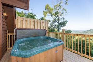 Outdoor spa tub - Views*Close to Dollywood*Keurig*Pool Table*Wifi*Resort Pool (PIGEON FORGE)