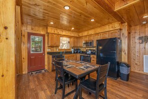 Fridge, microwave, oven, stovetop - Views*Close to Dollywood*Keurig*Pool Table*Wifi*Resort Pool (PIGEON FORGE)