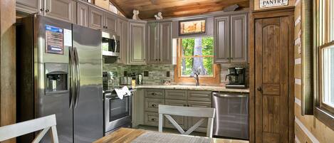 冷蔵庫、電子レンジ、オーブン、コンロ