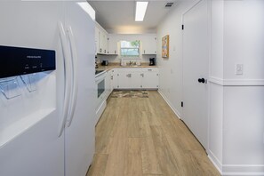 Fridge, microwave, oven, stovetop - ~Adorable Remodeled Townhome Near Beach & Attractions~ (Panama City)