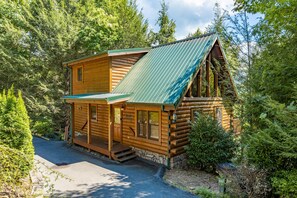 Exterior - Perfect Family Vacation Cabin (GATLINBURG)