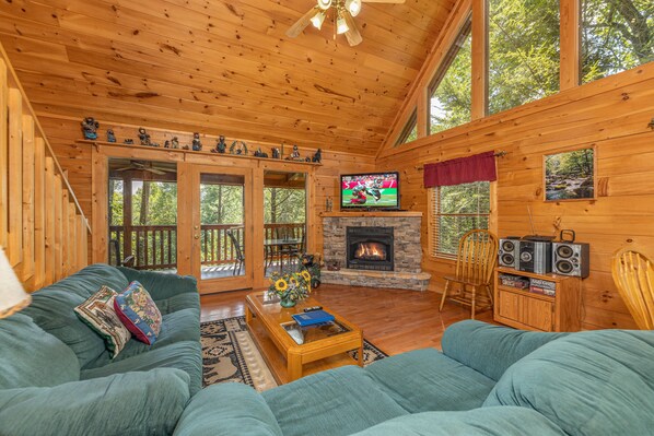 TV, fireplace, DVD player - Perfect Family Vacation Cabin (GATLINBURG)