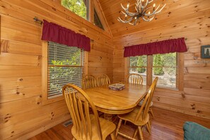 Dining - Perfect Family Vacation Cabin (GATLINBURG)