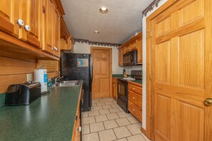 Fridge, microwave, oven, stovetop - Perfect Family Vacation Cabin (GATLINBURG)