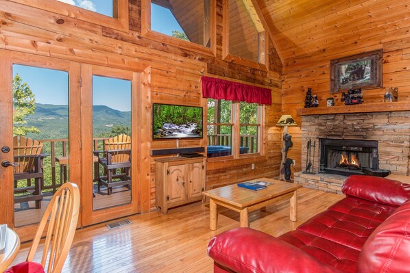 TV, fireplace, DVD player - Quaint*Resort Setting*Hot Tub*WiFi*Keurig*Secluded (PIGEON FORGE)