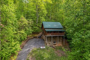 Exterior - Great for Couples*Dog Friendly*Hot Tub*Arcade/Pool Table (GATLINBURG)
