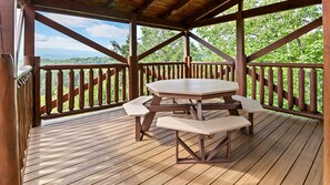 Outdoor dining - Fully Equipped Kitchen*Game Room *Hot Tub*Mtn Views (GATLINBURG)