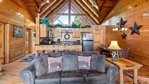 TV, fireplace, video games, DVD player - Fully Equipped Kitchen*Game Room *Hot Tub*Mtn Views (GATLINBURG)