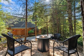Terrace/patio - Secluded*Romantic*Jacuzzi Tub & Hot Tub*Tranquil (GATLINBURG)