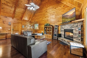 Smart TV, fireplace, foosball - Secluded*Romantic*Jacuzzi Tub & Hot Tub*Tranquil (GATLINBURG)