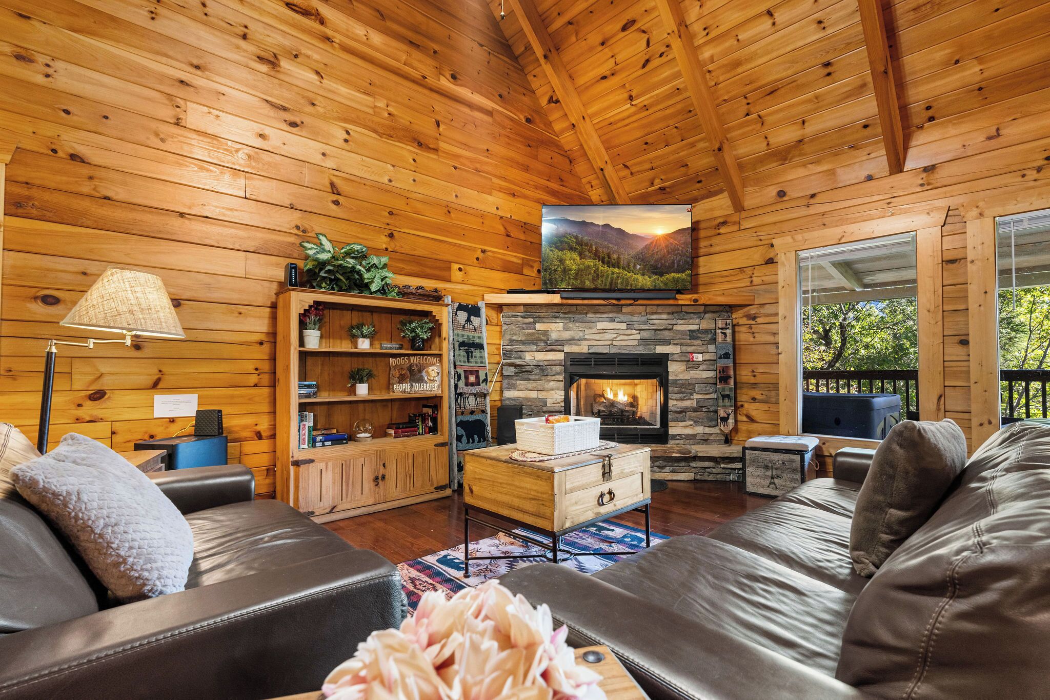 Smart TV, chimenea, futbolito