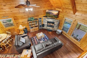 Smart TV, fireplace, table football - Secluded*Romantic*Jacuzzi Tub & Hot Tub*Tranquil (GATLINBURG)