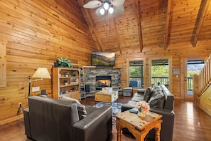Smart TV, fireplace, foosball - Secluded*Romantic*Jacuzzi Tub & Hot Tub*Tranquil (GATLINBURG)