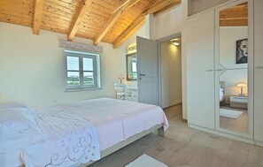 1 slaapkamer, een strijkplank/strijkijzer, reisbedje, gratis wifi