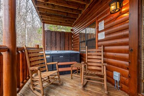 Outdoor spa tub - 4-Bedroom Cabin near Dollywood (SEVIERVILLE)