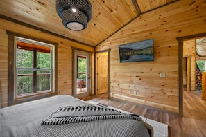 4 bedrooms, desk, iron/ironing board, free WiFi - Luxurious 4-Bedroom Cabin with Indoor Pool (SEVIERVILLE)