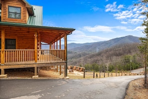 Exterior - 5-Bedroom Cabin with Mountain Views and Games (SEVIERVILLE)