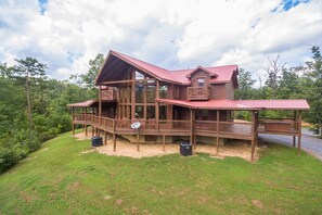 Exterior - Custom 3-Bedroom Cabin with Stunning Views (PIGEON FORGE)