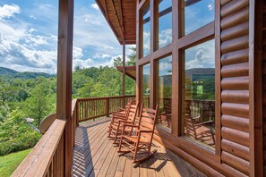 Property grounds - Custom 3-Bedroom Cabin with Stunning Views (PIGEON FORGE)