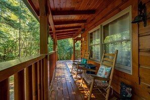 Property grounds - Cozy Den Cabin with Covered Porch and Games (PIGEON FORGE)