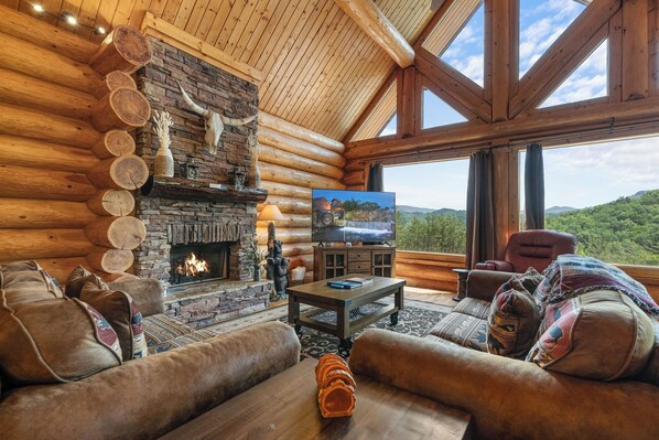 Smart TV, fireplace, video games, DVD player - Luxury Lodge with Mountain Views and Amenities (PIGEON FORGE)